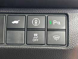 【ホンダセンシング】走行中に前方の車両等を認識し、衝突しそうな時は警報とブレーキで衝突回避と被害軽減をアシスト。より安全にドライブをお楽しみいただけます。