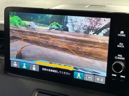 【バックカメラ】駐車時に後方がリアルタイム映像で確認できます。大型商業施設や立体駐車場での駐車時や、夜間のバック時に大活躍！運転スキルに関わらず、今や必須となった装備のひとつです！