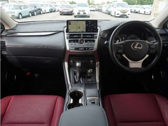 視界広々で非常に運転しやすくロングドライブでも疲れを感じさせないすっきりとまとまったインパネ周りです。