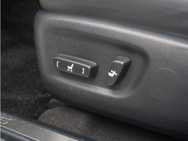 ◆電動シート装備◆シートポジションの調節が電動でできます。体格にあった細かな位置調整ができます！