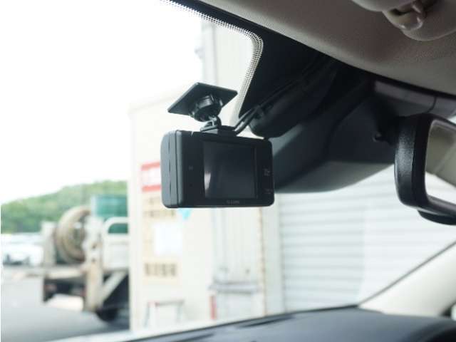 ◆ドライブレコーダー◆映像・音声などを記録する自動車用の装置です。　もしもの事故の際の記録はもちろん、旅行の際の思い出としてドライブの映像を楽しむことができます。