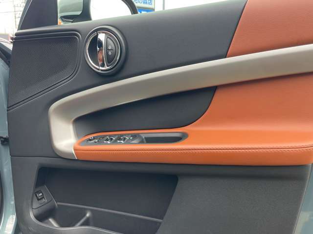 ウィンドウスイッチまわり『使用頻度が多い運転席側のスイッチまわり。目立つ傷もなく綺麗な状態を保っています。』