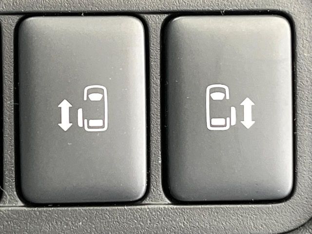 【両側パワースライドドア】スマートキーや運転席のスイッチで後席両側スライドドアの開閉が可能♪電動だから力を入れてドアを開ける必要が無く、小さなお子様でも簡単に開け閉めでき快適です♪