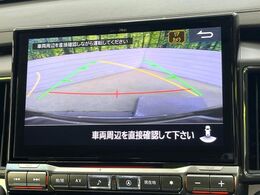 【バックカメラ】駐車時に後方がリアルタイム映像で確認できます。大型商業施設や立体駐車場での駐車時や、夜間のバック時に大活躍！運転スキルに関わらず、今や必須となった装備のひとつです！