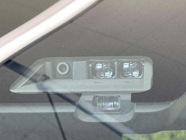 【三菱e-Assist】走行中に前方の車両等を認識し、衝突しそうな時は警報とブレーキで衝突回避と被害軽減をアシスト。より安全にドライブをお楽しみいただけます。