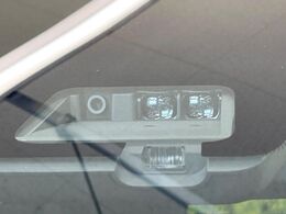 【三菱e-Assist】走行中に前方の車両等を認識し、衝突しそうな時は警報とブレーキで衝突回避と被害軽減をアシスト。より安全にドライブをお楽しみいただけます。