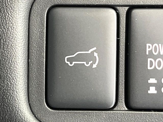 【パワーバックドア】スマートキーや運転席のボタンを押すだけでリアゲートが自動で開閉します！荷物を持っている時や、高い位置にあるバックドアを閉める際に便利な機能です♪