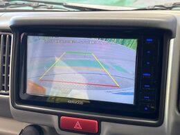 【バックカメラ】駐車時に後方がリアルタイム映像で確認できます。大型商業施設や立体駐車場での駐車時や、夜間のバック時に大活躍！運転スキルに関わらず、今や必須となった装備のひとつです！