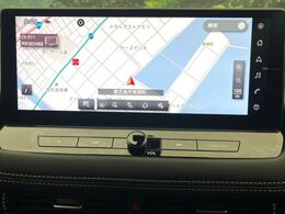 【メーカー純正ナビ】インテリアに溶け込むスタイリッシュな「専用設計」メーカーナビを装備♪視認性や操作性など基本性能にも優れ、より上質なカーライフをお楽しみいただけます。