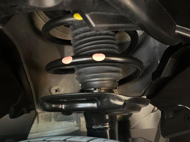 お車を安心してお乗りいただく為には、足回りの定期点検が欠かせません。サービスサポート（有償保証）では無料点検もご提供しており、安心のカーライフをお過ごしいただけるサポート体制が整っています。