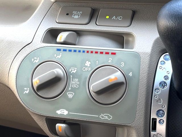 寒い冬も暑い夏も全席に快適な空調を届けてくれる、ダイヤル式エアコンを装備♪