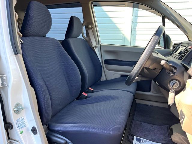 運転席まわりには十分なスペースがあり、大柄な方でもゆったり運転していただける環境です。