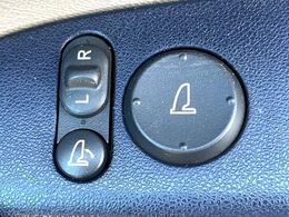 【電動格納ミラー】サイドミラーは電動格納式となっており、狭い駐車場でもキズがつくリスクを抑えられます。