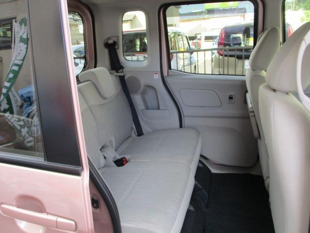 リアシートは前後にスライドしますので広々使えます。