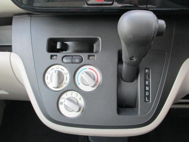 インパネシフトで足元広々です。燃費の良いCVT車。