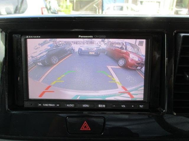 バックカメラ付きで駐車も安心ですね。