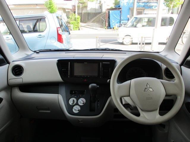フロントガラスが大きく視界良好です。スイッチ類も使いやすい配置です。