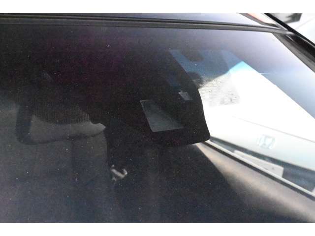【衝突被害軽減装置】前方の車両や歩行者と衝突する可能性がある場合に作動し、自動的に停止又は減速することにより衝突回避や衝突被害の軽減ができるので安心☆