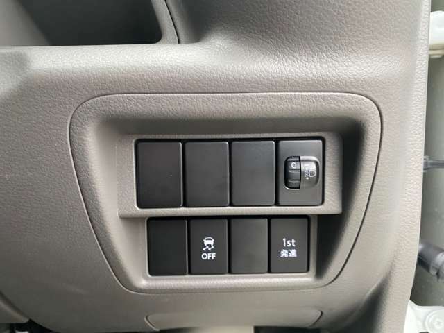 ダッシュボード右下には、横滑り防止機能等安全装備のキャンセルスイッチと電動格納式ドアミラーの2速発進モードを、瞬時に1速発進モードに切り替えられるスイッチが並んでます。