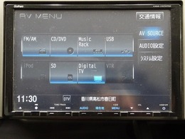 ホンダ純正ナビなのでダッシュボードにスッキリと収まっています。土地勘の無い所でも道に迷わず安心ですね！。AVも色々視聴でるのでドライブも楽しくなりますよ！