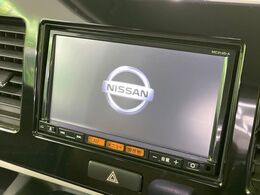 【純正ナビ】人気の純正ナビを装備しております。ナビの使いやすさはもちろん、オーディオ機能も充実！キャンプや旅行はもちろん、通勤や買い物など普段のドライブも楽しくなるはず♪