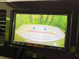 【バックカメラ】駐車時に後方がリアルタイム映像で確認できます。大型商業施設や立体駐車場での駐車時や、夜間のバック時に大活躍！運転スキルに関わらず、今や必須となった装備のひとつです！