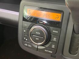 【オートエアコン】一度お好みの温度に設定すれば、車内の温度を検知し風量や温度を自動で調整。暑い…寒い…と何度もスイッチ操作をする必要はありません。快適な車内空間には必須の機能ですね♪