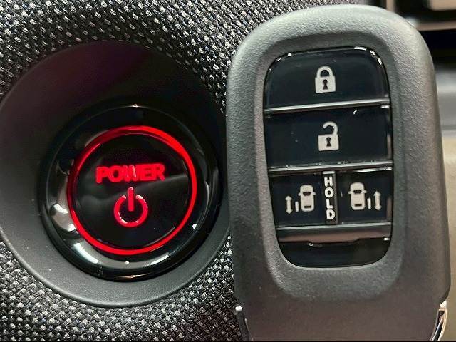 【スマートキー】車内へのアクセスやエンジン始動が楽々に行える今や必須アイテムのキー複製防止の「イモビライザー」まで備わっております。
