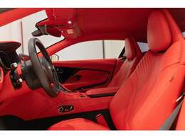 内装色：スパイシーレッド