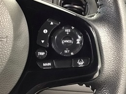 【アダプティブ・クルーズ・コントロール】予め設定した車速内でクルマが自動的に加減速。 前走車との適切な車間距離を維持しながら追従走行し、高速道路でのドライバーの疲労を軽減してくれる嬉しい機能付♪