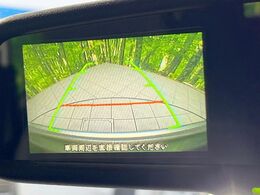 【バックカメラ】駐車時に後方がリアルタイム映像で確認できます。大型商業施設や立体駐車場での駐車時や、夜間のバック時に大活躍！運転スキルに関わらず、今や必須となった装備のひとつです！