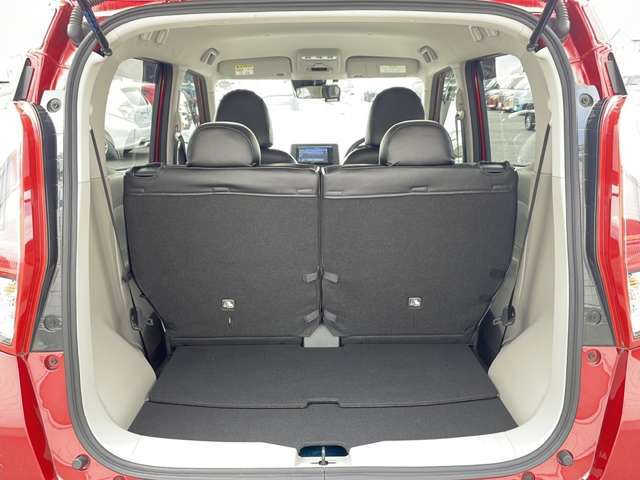 【トランク】積み込みやすくて、たっぷり積める荷室です。シートアレンジできるものは、乗車人数と荷物の量や大きさによってシートを動かすことができるので、より快適なドライブが可能です！