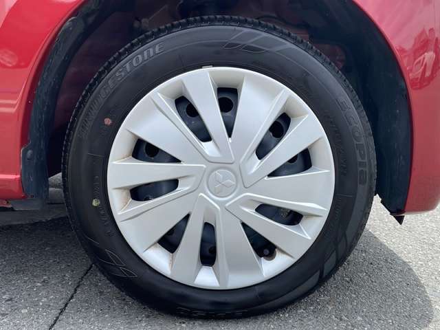 純正ホイールキャップ！専用のキャップなので、お車のイメージに合っていますね！また、社外のアルミや、スタッドレスタイヤも絶賛販売中☆ドレスアップもカスタマイズもお任せください！