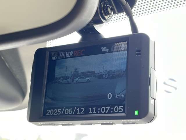 【ドライブレコーダー】映像・音声などの運転中の記録を残します。事故などを起こした起こされた時の証拠になりえますので、もしも時でも安心ですね。