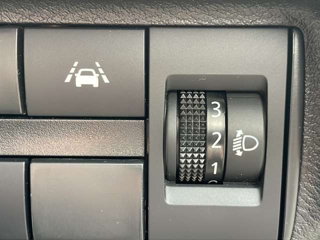 【車線逸脱防止支援システム（インテリジェントLI/LDP）】車線からはみ出しそうになると、車線内を走行するようにステアリング操作をサポートします！機能には限界があるためご注意ください。