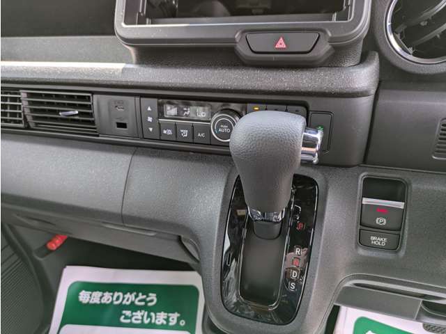 オートエアコン標準装備です。簡単操作で車内が設定した温度になるまで風量、吹き出し口を自動的に調整してくれます。いつでも快適な運転が楽しめます。