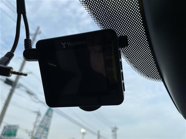 【ドライブレコーダー】映像・音声などの運転中の記録を残します。事故などを起こした起こされた時の証拠になりえますので、もしも時でも安心ですね。