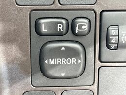 【電動格納ミラー】サイドミラーは電動格納式となっており、狭い駐車場でもキズがつくリスクを抑えられます。