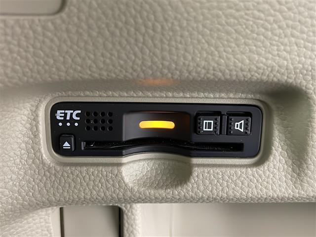 【ETC】有料道路を利用する際に料金所で停止することなく通過できる、ETC車載器（ノンストップ自動料金収受システム機器）が装備されています。セットアップを行うことで利用可能になります。