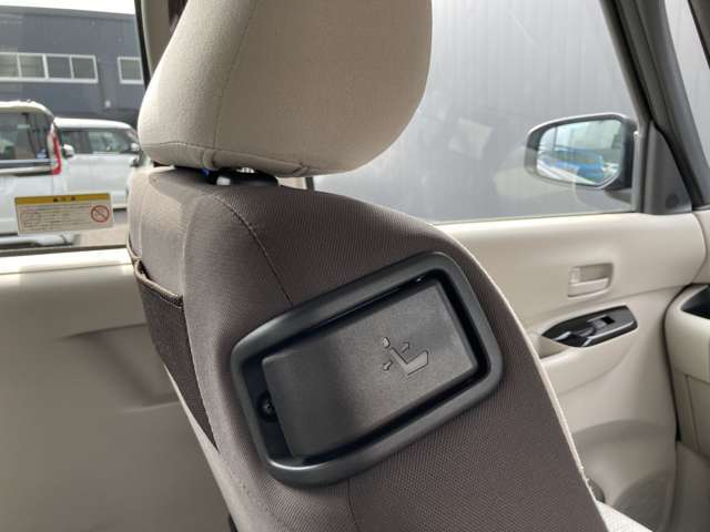 運転席からでも簡単に助手席のシート操作ができるので後席へのアクションがしやすいです。お子様を乗せられる方にはとても良い便利機能になっています！！