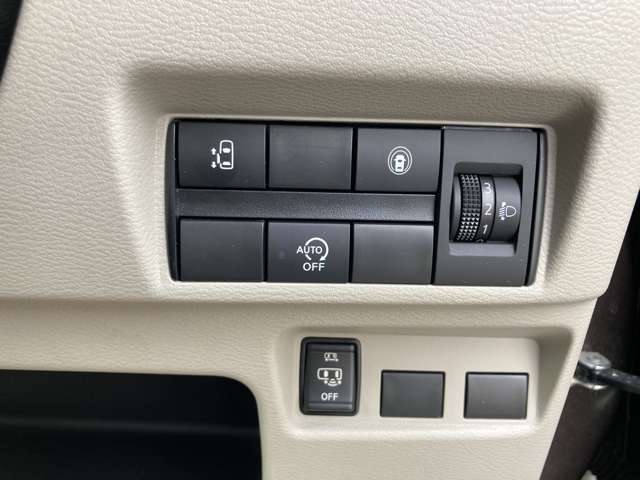 ハンドル右横にある各種設定ボタンです。運転席からもスライドドアを開閉できます。
