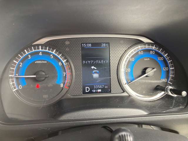 スピードメーター内は大きくて見やすいです。タイヤアングルガイドで一目でタイヤの向きが分かるので、運転に不安がある方でも安心です！