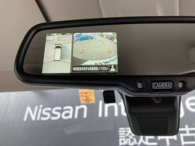 ルームミラーには車を上空から見下ろしたような映像が映るので狭い車庫入れも安心です！