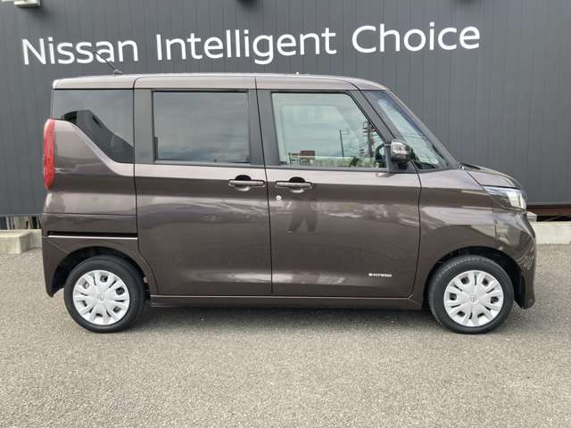 スライドドアなので、風の強い日でも隣の車にドアをぶつけるなんて心配も要らないです！