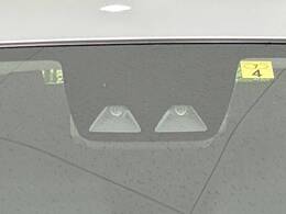 【スマートアシスト】走行中に前方の車両等を認識し、衝突しそうな時は警報とブレーキで衝突回避と被害軽減をアシスト。より安全にドライブをお楽しみいただけます。