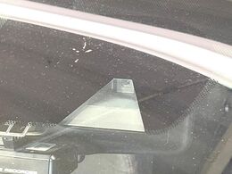 【インテリジェントエマージェンシーブレーキ】フロントカメラで前方の車両や歩行者を検知。衝突しそうな時は衝突被害軽減ブレーキが作動、衝突回避をサポート。より安全にドライブをお楽しみいただけます。