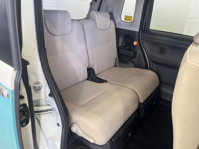 広々とした2列目シートは居住性が高く、居心地も快適！友達や家族とのお出かけにぴったりです。ベビーシートやチャイルドシート使用時も快適にお過ごしいただける十分な空間を確保しています。