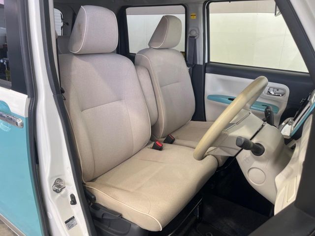 運転席まわりには十分なスペースがあり、大柄な方でもゆったり運転していただける環境です。