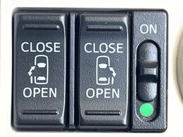 【両側パワースライドドア】スマートキーや運転席のスイッチで後席両側スライドドアの開閉が可能♪電動だから力を入れてドアを開ける必要が無く、小さなお子様でも簡単に開け閉めでき快適です♪