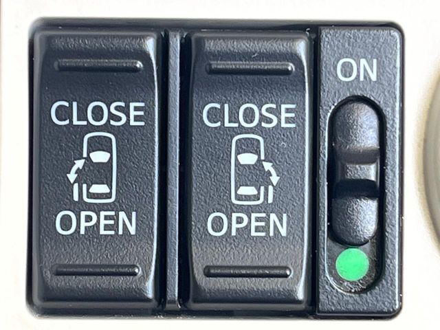 【両側パワースライドドア】スマートキーや運転席のスイッチで後席両側スライドドアの開閉が可能♪電動だから力を入れてドアを開ける必要が無く、小さなお子様でも簡単に開け閉めでき快適です♪